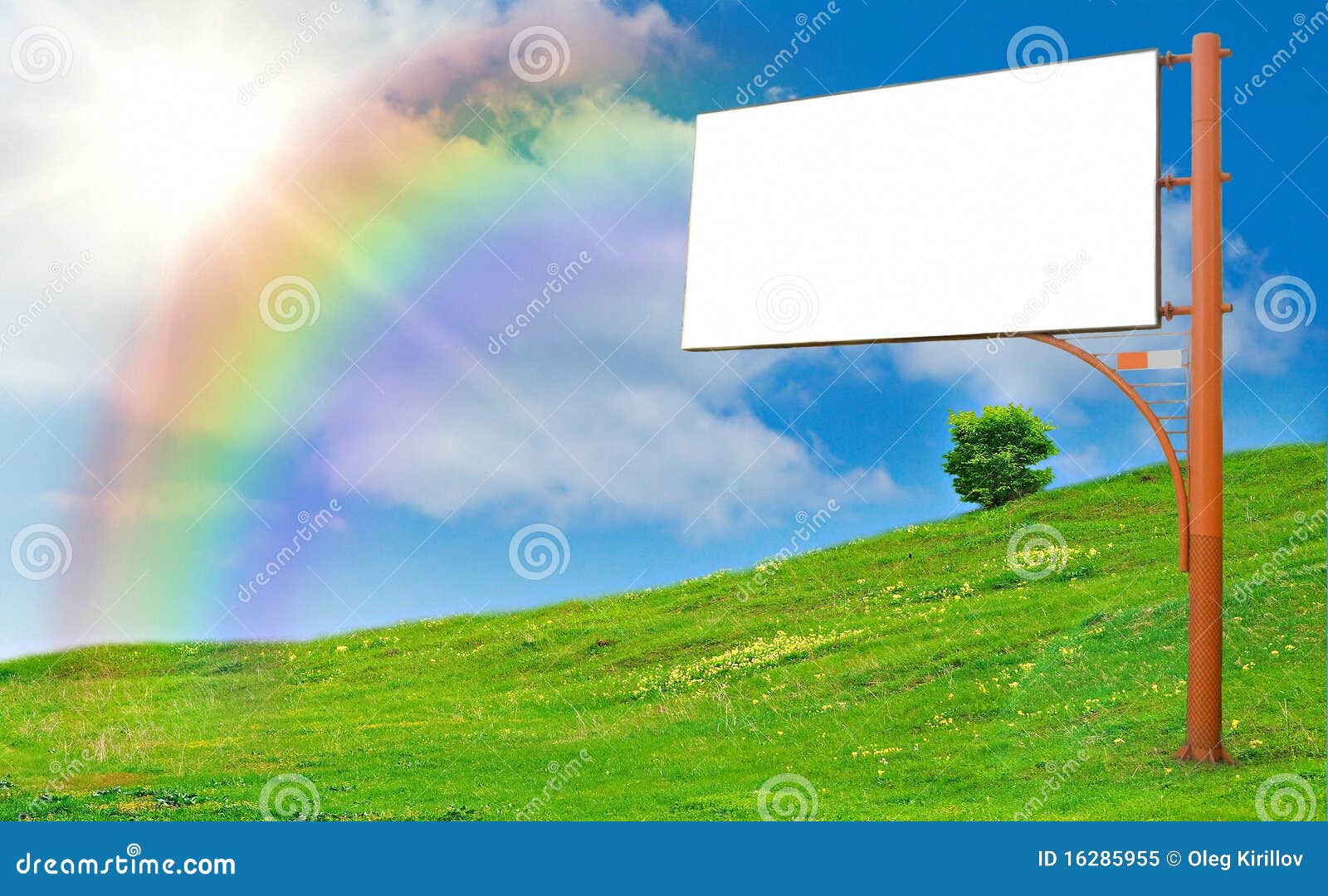 Coluna de anúncio em um prado com grama verde no tempo agradável. Foto conceptual.