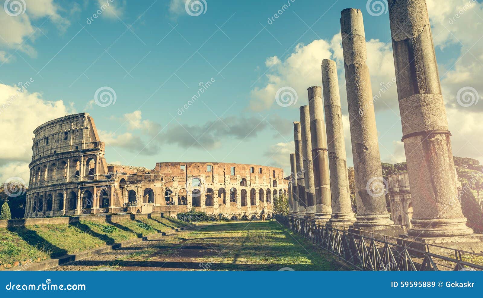 Colunas antigas perto do coliseu. Colunas antigas do templo romano perto do coliseu em Roma