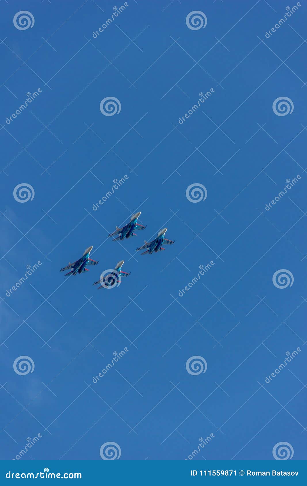 Combattenti di volo nel cielo. Quattro combattenti volanti mig-29 nel cielo nuvoloso blu, Žukovskij maks-2015