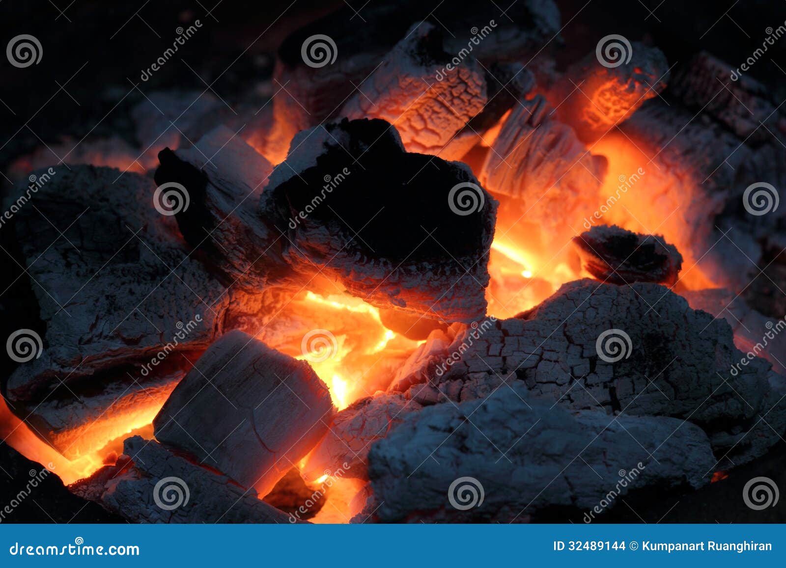Combustion Du Charbon De Bois Photo stock - Image du grillé, bois