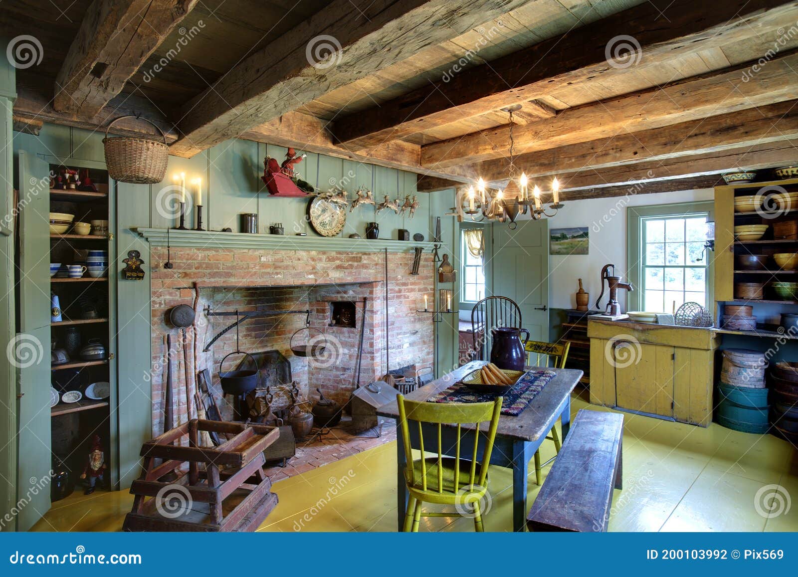 Comedor De Cocina Y Chimenea En Una Casa De Estilo Colonial Primitivo. Foto de archivo - Imagen de formado, cabinas: 200103992 Comedor De Cocina Y Chimenea En Una Casa De Estilo Colonial Primitivo. Foto de archivo - Imagen de formado, cabinas: 200103992