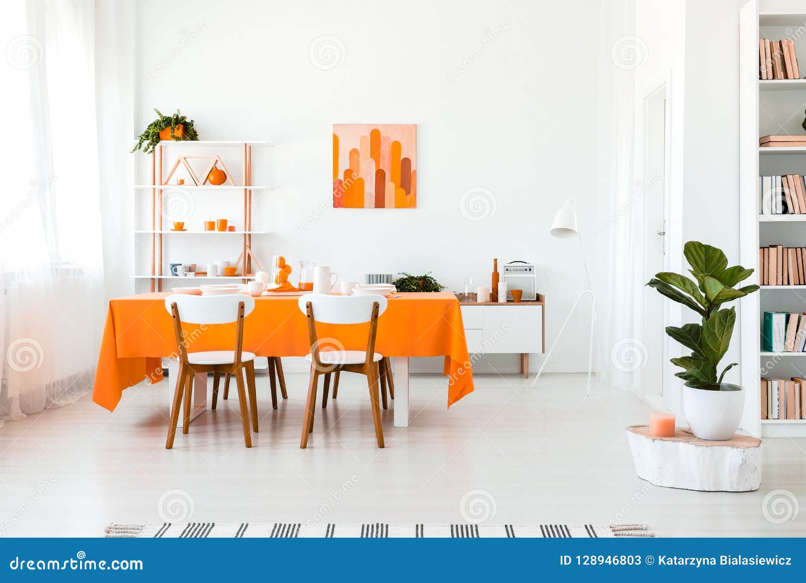 Foto real del comedor elegante pero simple en color vivo Concepto de diseño interior anaranjado y blanco
