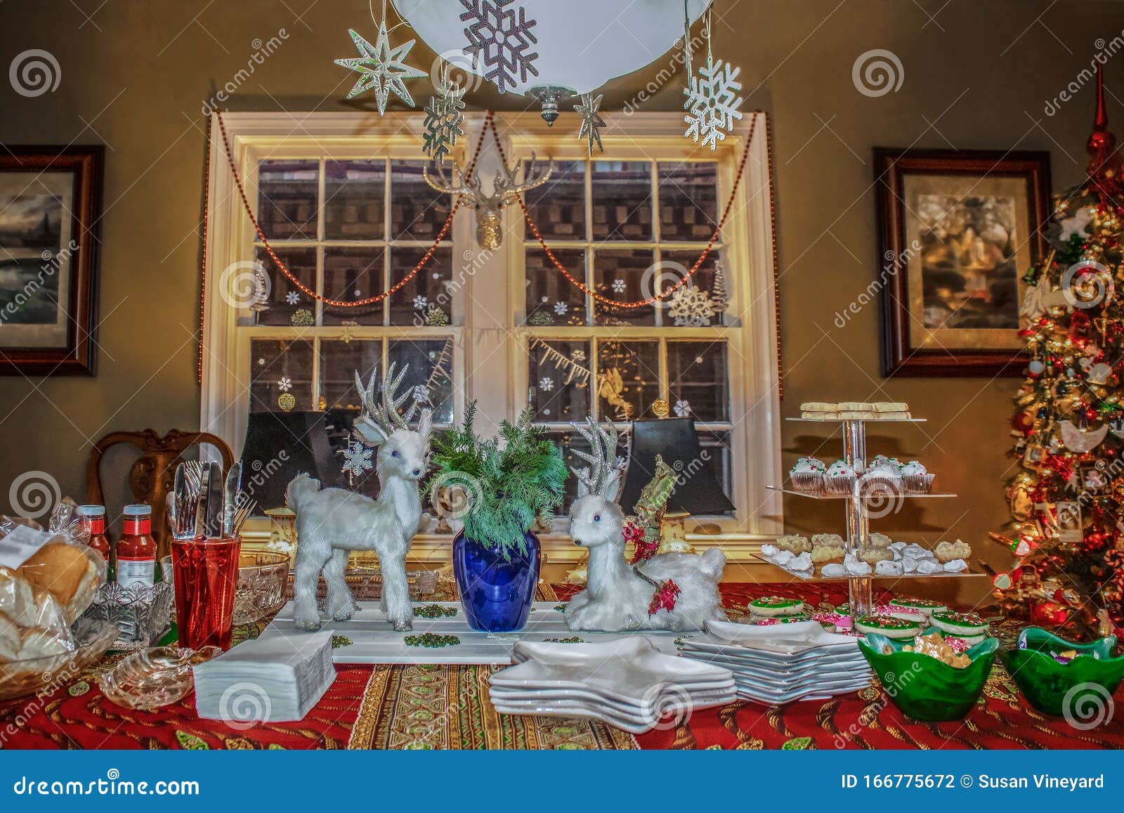 Comedor Familiar Con Decoraciones Y árbol De Navidad Listo Para El Buffet  Nochebuena Foto de archivo - Imagen de navidad, reno: 166775672