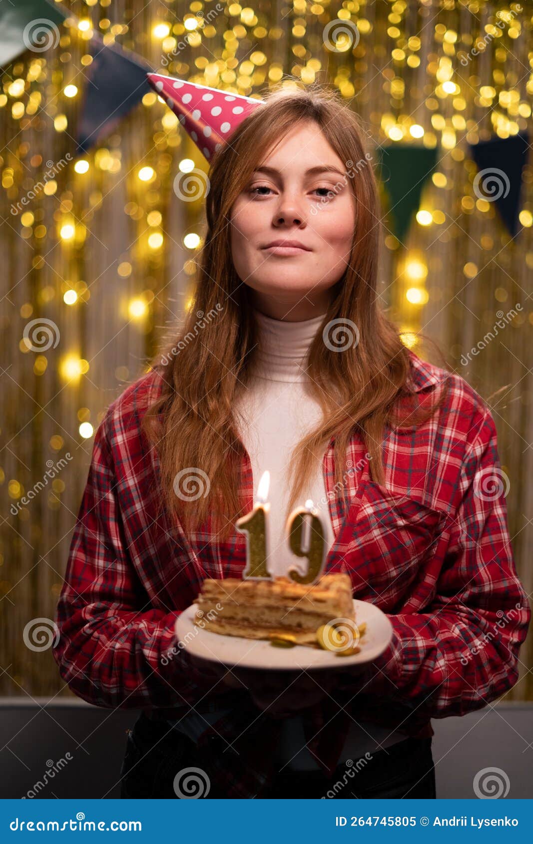 Comemorando Aniversário Com Bolo Em Fundo Amarelo Adulto Menina