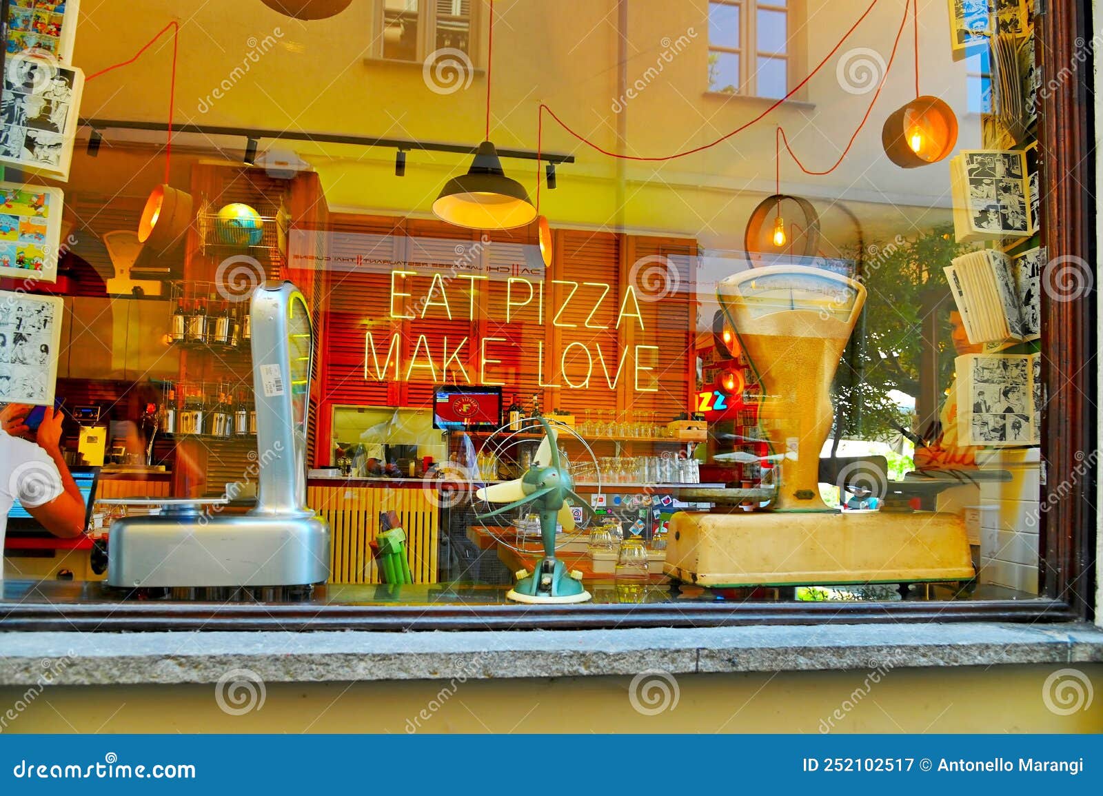 Comer Pizza Hacer El Amor Frases Graciosas De Neón En El Pintoresco  Restaurante Italiano Fotografía editorial - Imagen de cartel, concepto:  252102517