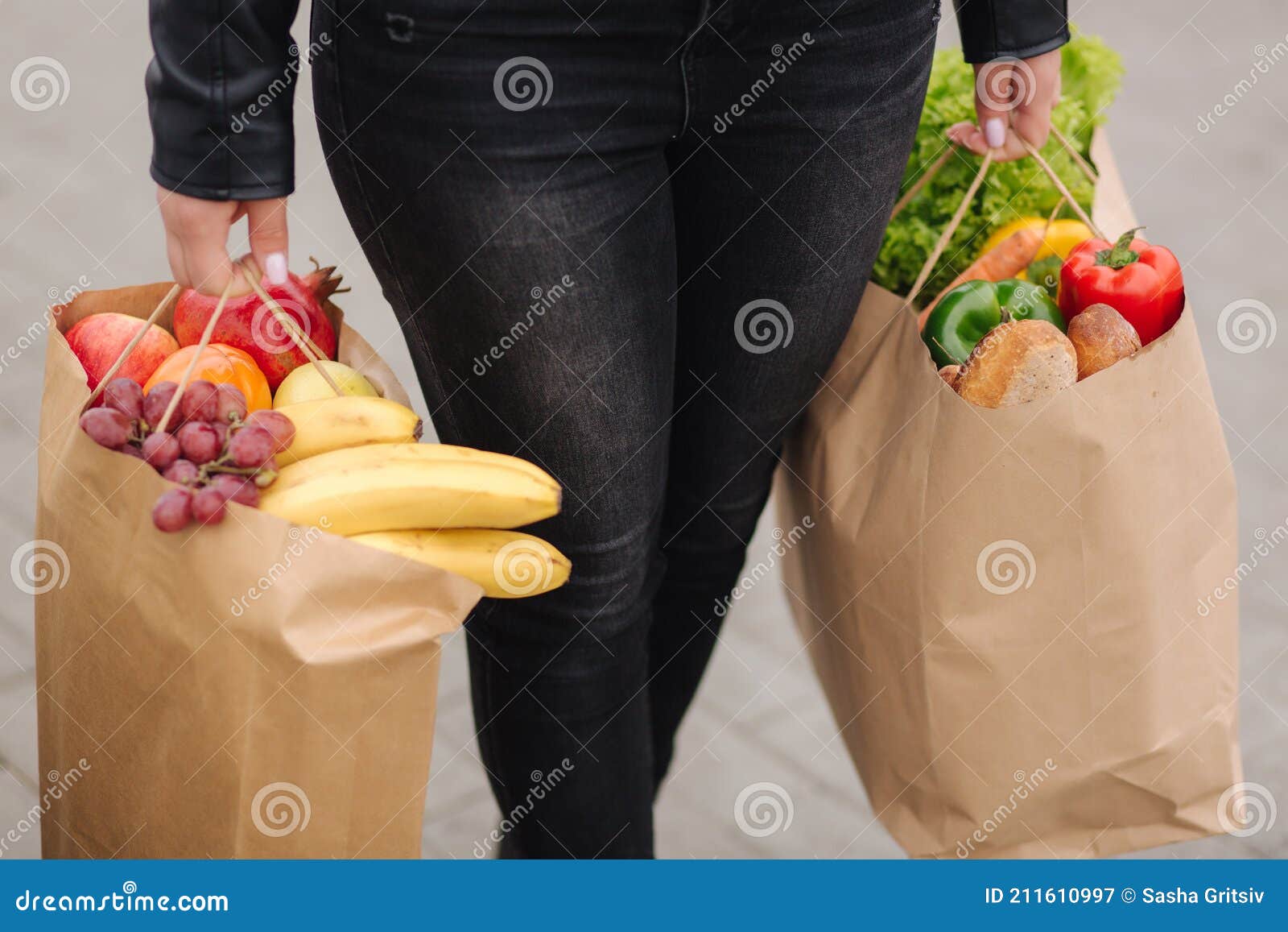 Comestibles De Un Supermercado En Paquete De Ecología Artesanal. Entrega De Alimentos Durante La Cuarentena. Bolsas Ecológicas Imagen de archivo - de adulto, coche: 211610997