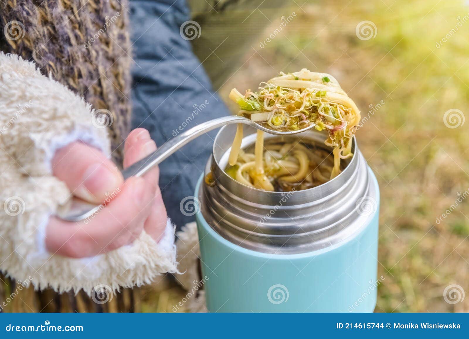 Comida Caliente En Un Termo De Pie En El Césped Foto de archivo - Imagen de  cuchara, casquillo: 214615744