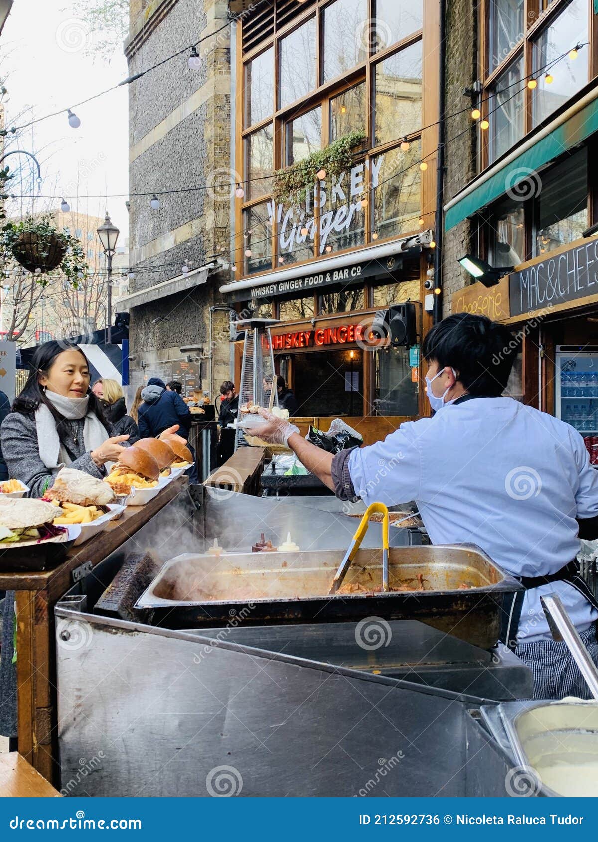 Comida Callejera Tradicional Y Turistas En Londres En Borough Market