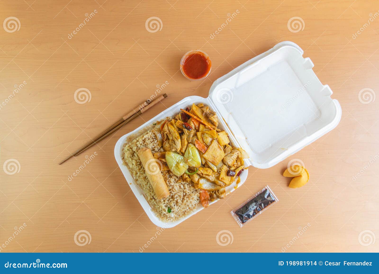 Comida China Para Llevar, En Un Contenedor Desechable Con Arroz Frito,  Pollo, Verduras Foto de archivo - Imagen de plato, almuerzo: 198981914