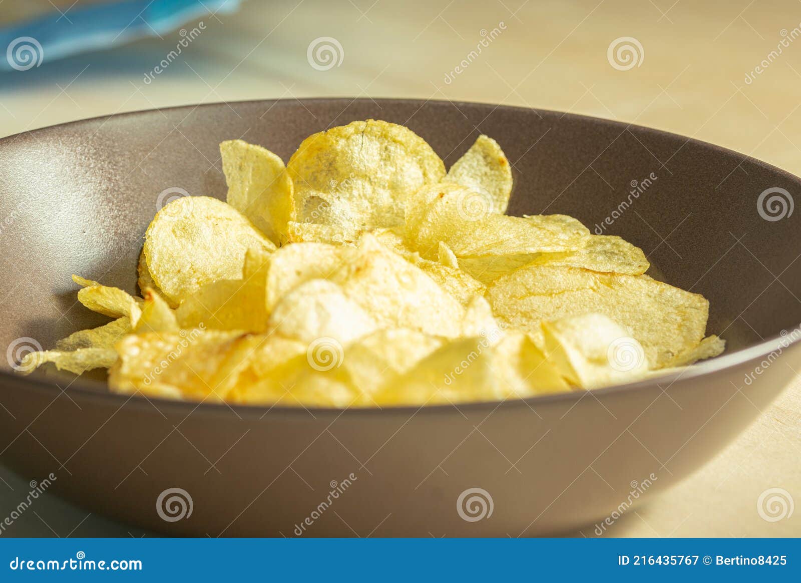 Comida con chips salados imagen de archivo. Imagen de bocado 216435767