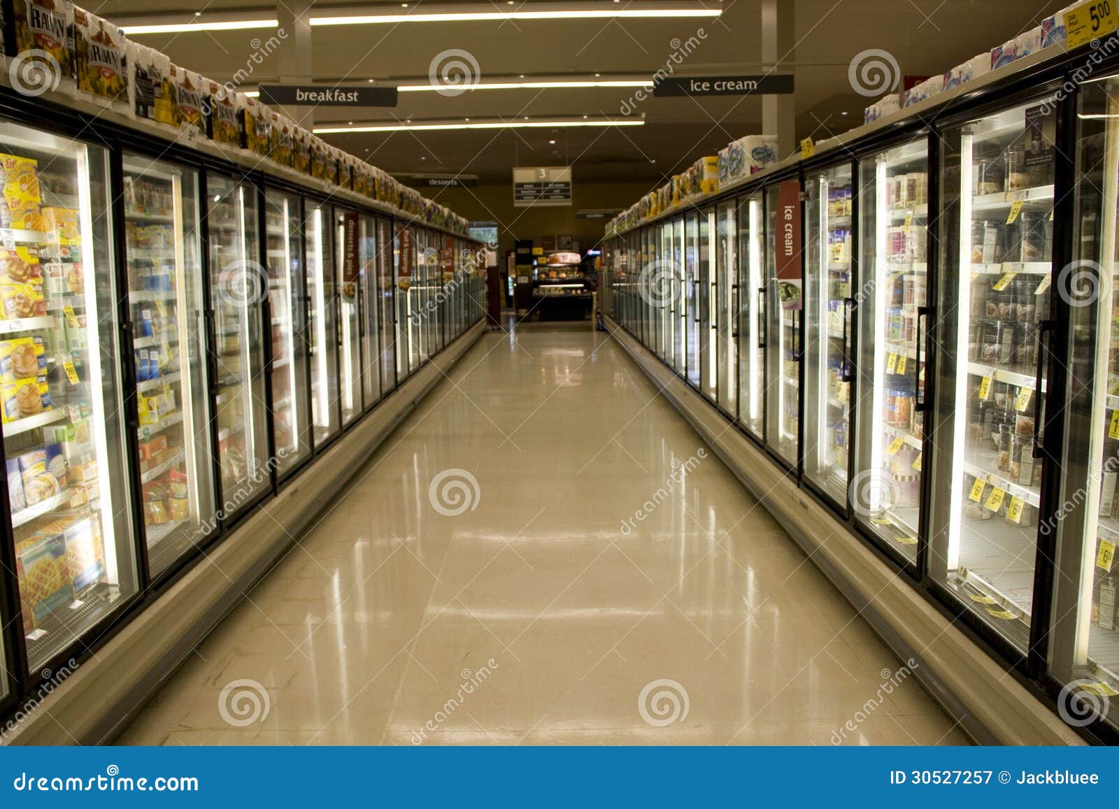 Comida congelada en supermercado. Porciones de comida congelada en un supermercado.