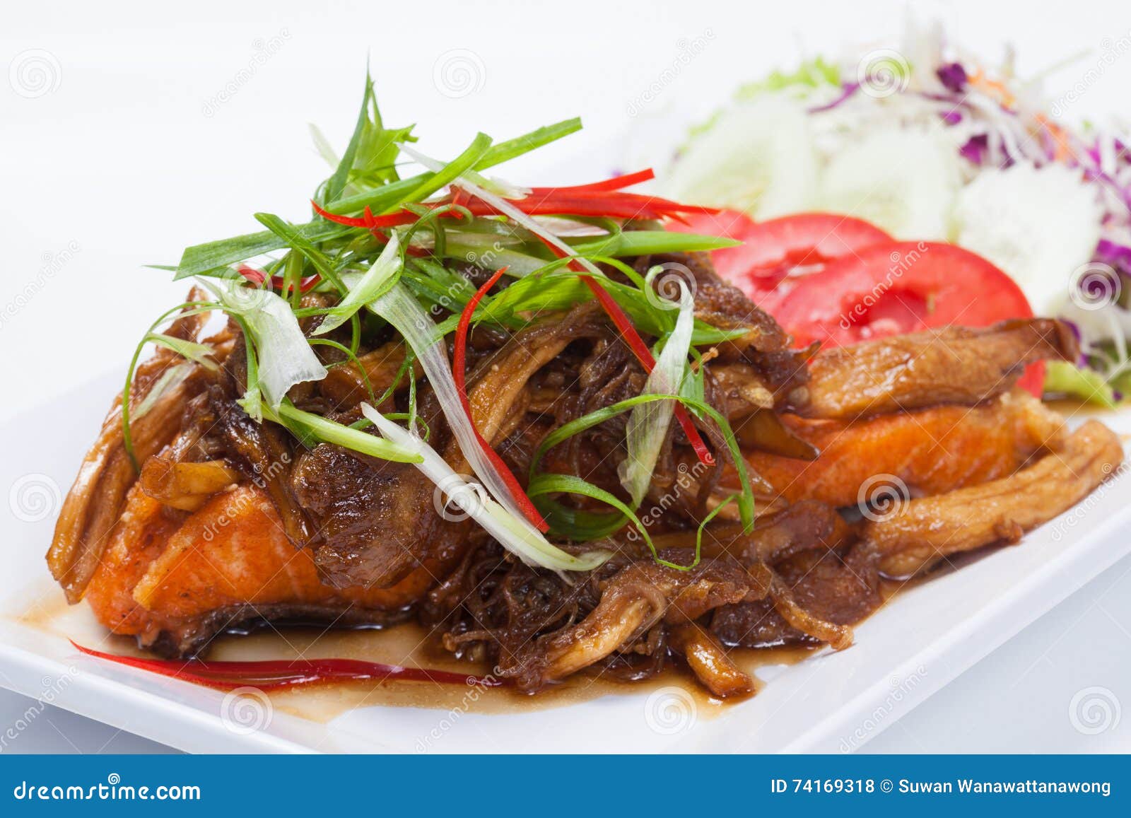 Comida de la fusión de los salmones fritos de los pescados con estilo tailandés de la comida