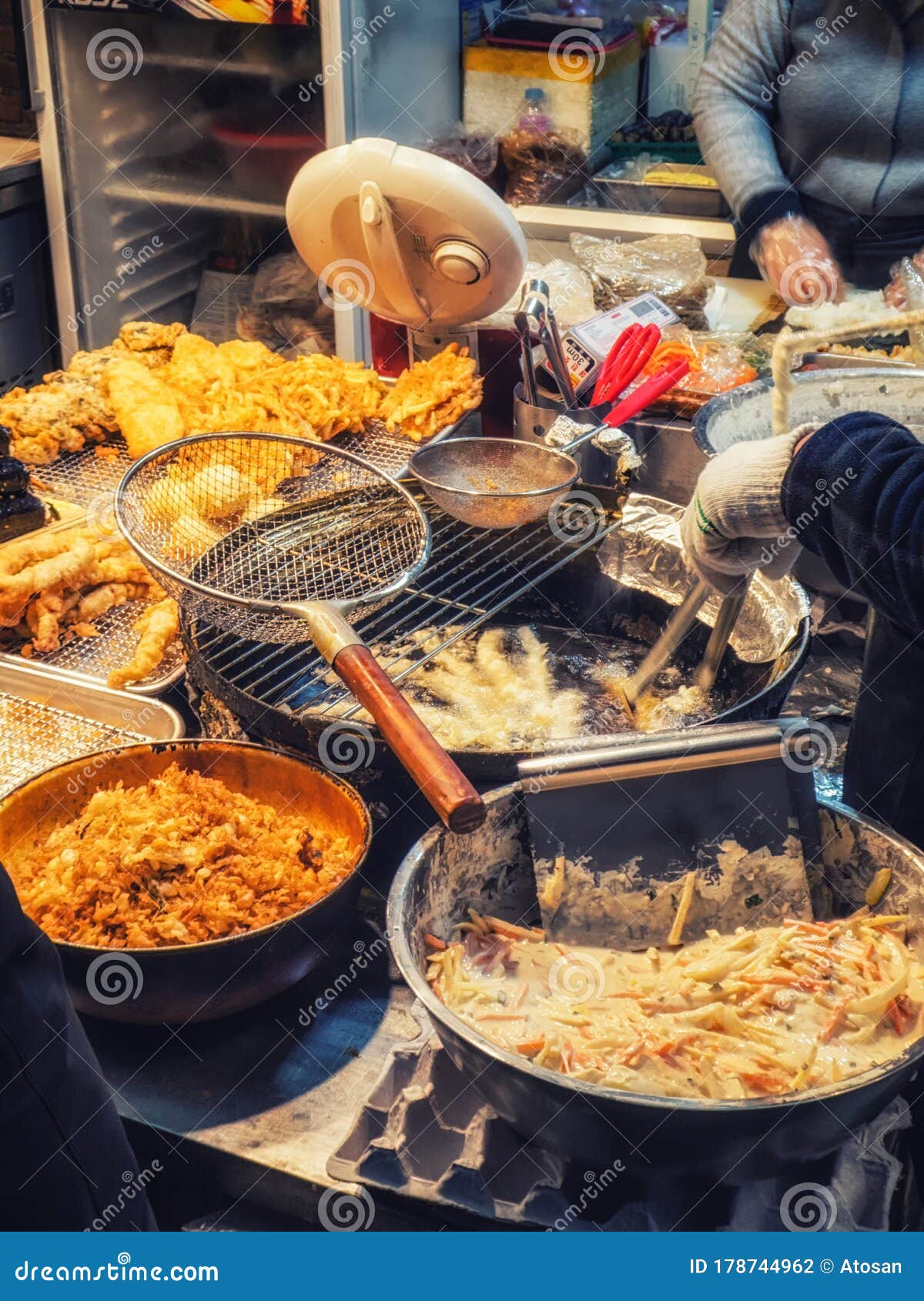 Cartaz coreano tradicional de comida de rua tradução ddakkochi de