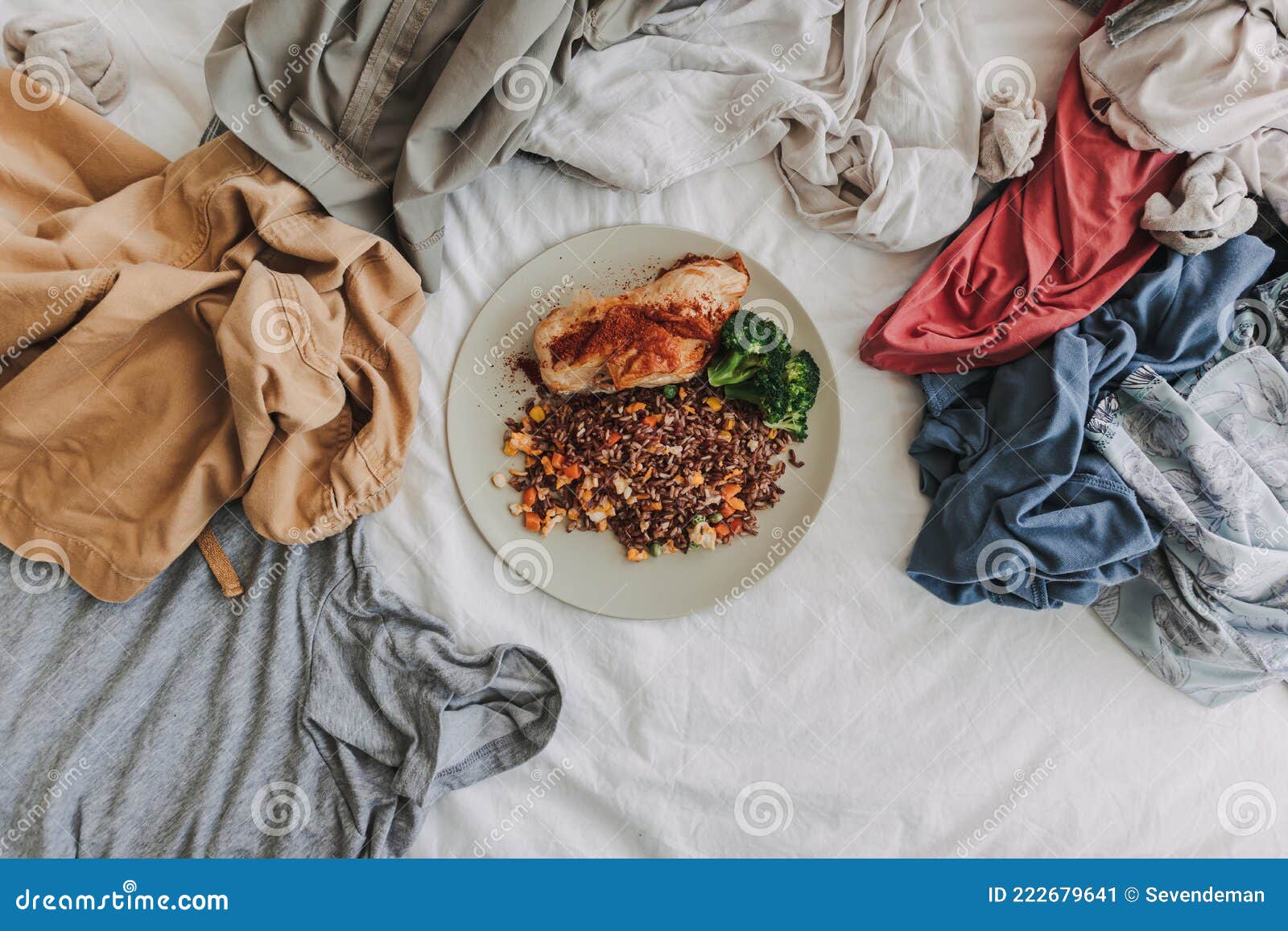 Comida En El Centro De La Ropa. Concepto De Marido Y Mujer De La Casa.  Imagen de archivo - Imagen de huevo, cama: 222679641