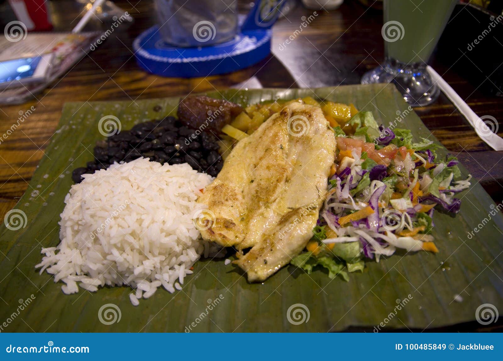 Comida Hispana En Un Restaurante De San José Imagen de archivo - Imagen de  ensalada, habas: 100485849, image size:1600x1150