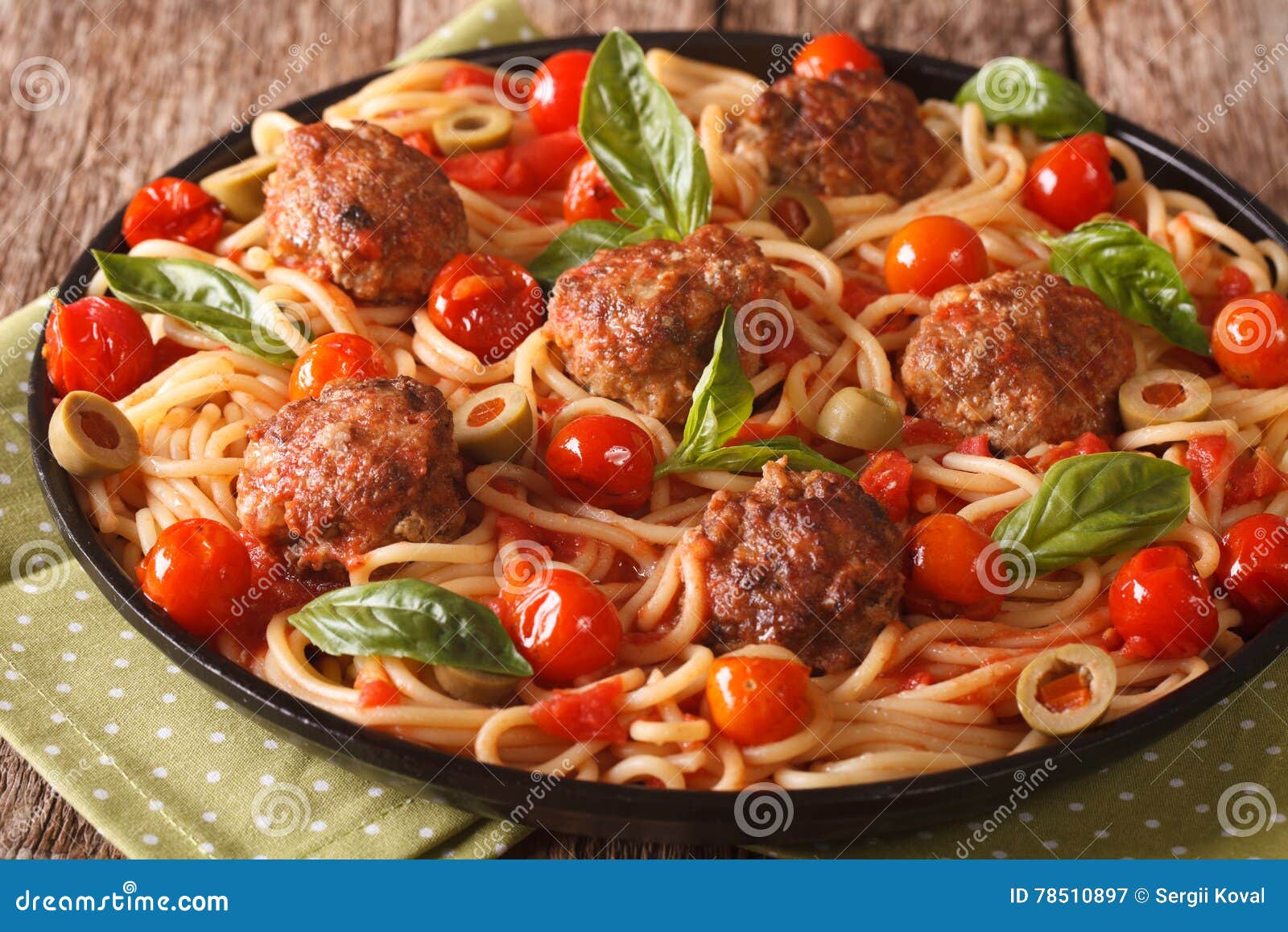 Comida Italiana: Espaguetis Con El Primer De Las Albóndigas Y De La Salsa  De Tomate Imagen de archivo - Imagen de primer, cocina: 78510897