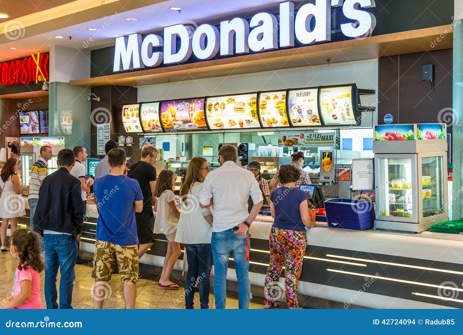 Comida Rápida De Compra De La Gente Del Restaurante De McDonald's