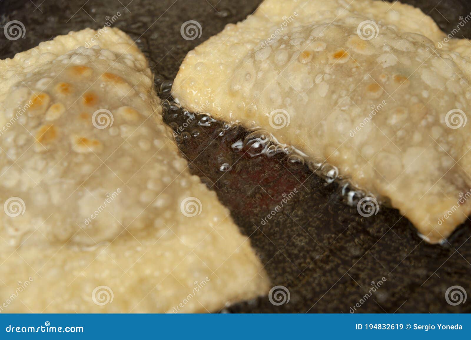 Comida Tradicional Brasileña Llamada Pastel Pastel En La Sartén Frita De Aceite  Vegetal. Cerrar. Vista Superior Imagen de archivo - Imagen de producto,  tradicional: 194832619