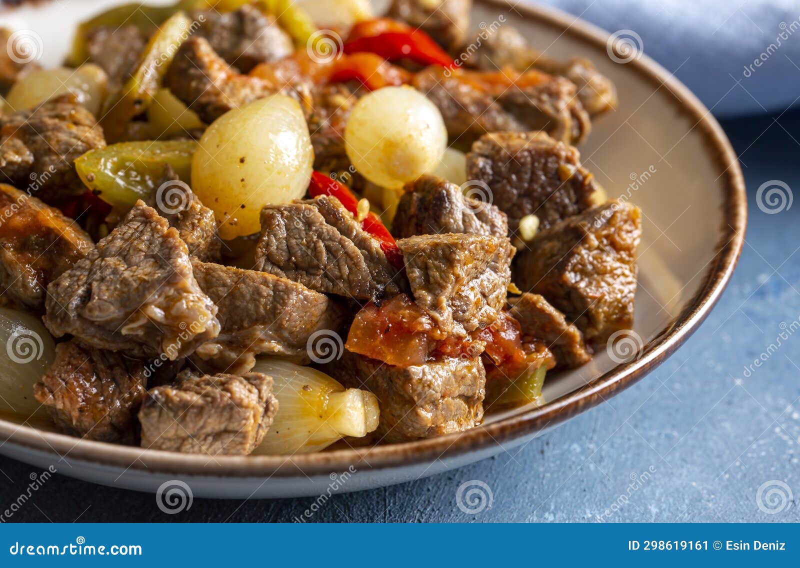comida tradicional turca con deliciosa carne estofado de cebolla con carne - nombre turco etli sogan yahnisi, et kavurma