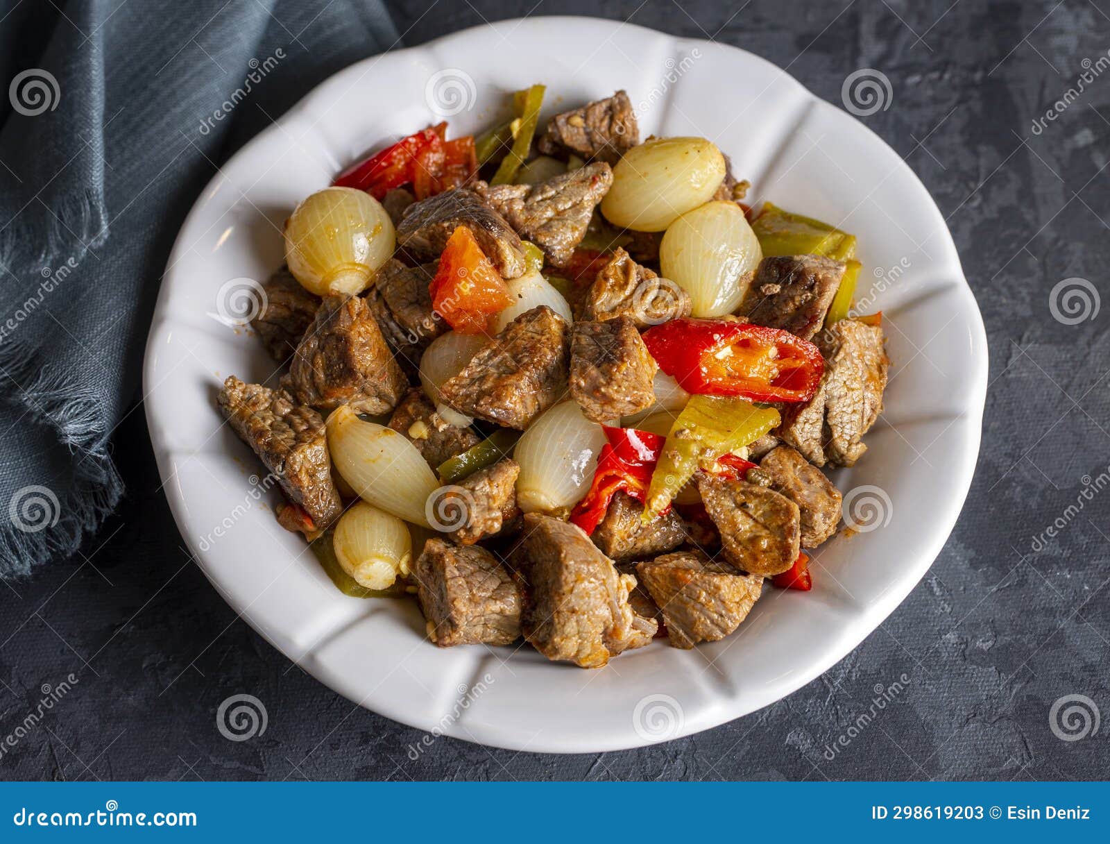 comida tradicional turca con deliciosa carne estofado de cebolla con carne (nombre turco etli sogan yahnisi, et kavurma