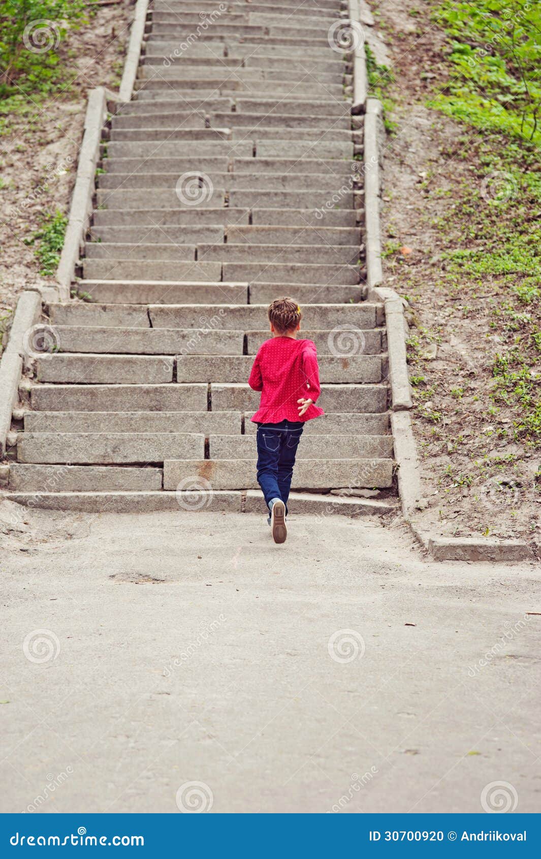 Comienzo a Correr Encima De Las Escaleras Foto de archivo - Imagen de  verde, feliz: 30700920, image size:1065x1690