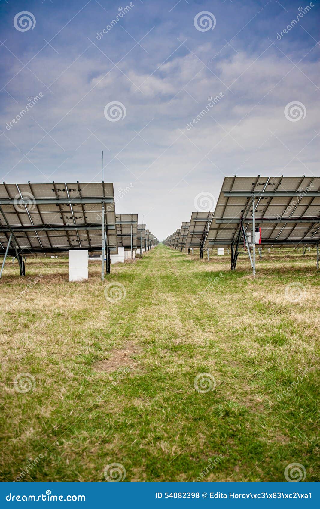 Comitati solari su un tetto. Foto dei pannelli solari in repubblica Ceca
