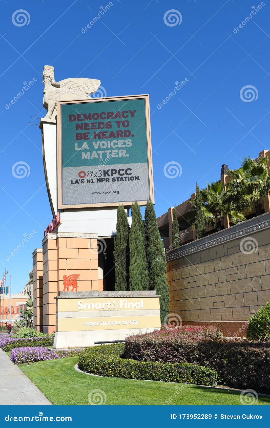COMMERCE, CALIFORNIA - 26 FEB 2020: Citadel Outlet Mall Exterior Signage. Los Angeles Only ...