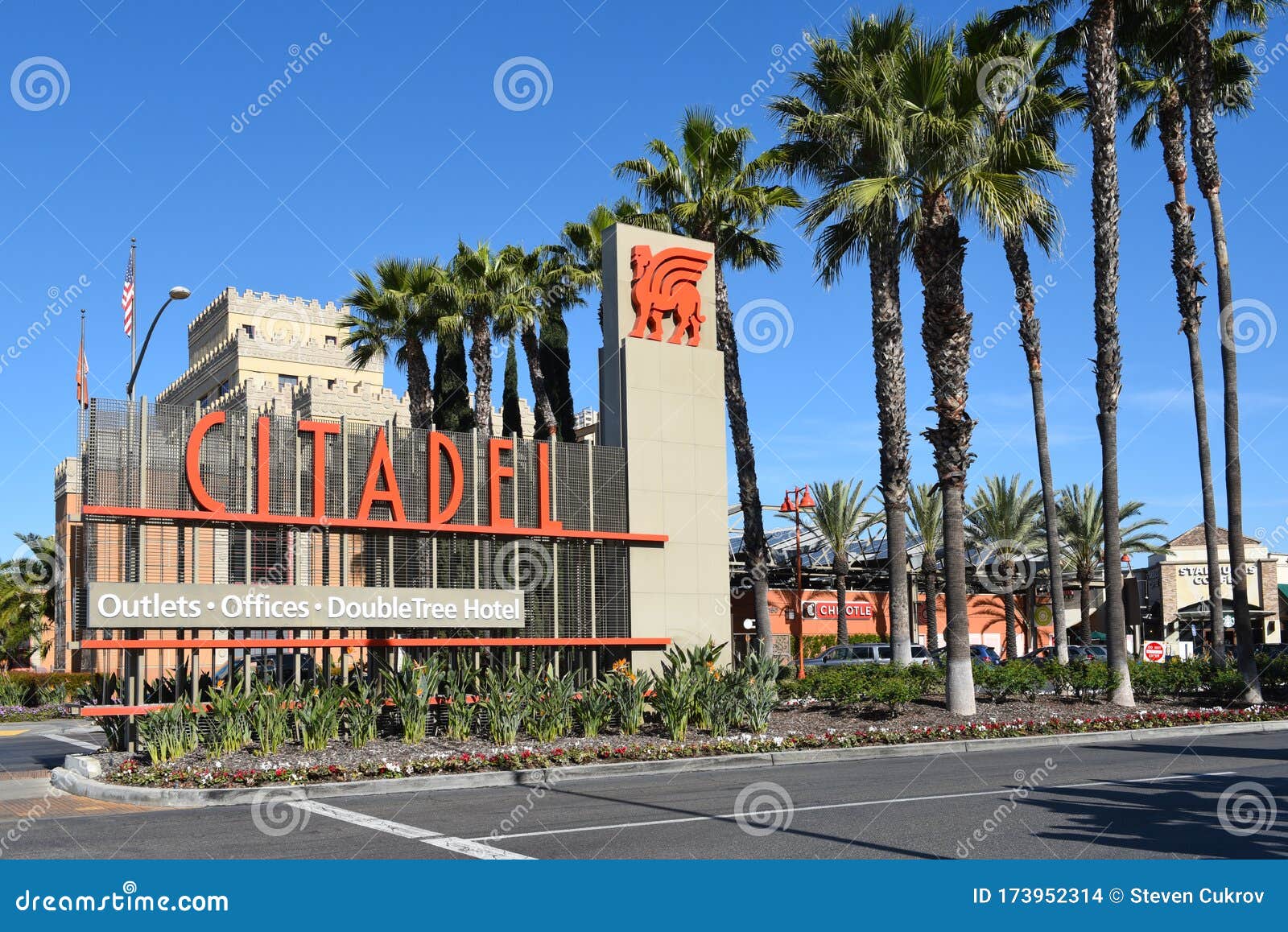 COMMERCE, CALIFORNIA - 26 FEB 2020: Citadel Outlet Mall Sign. Los Angeles Only Outlet Shopping ...