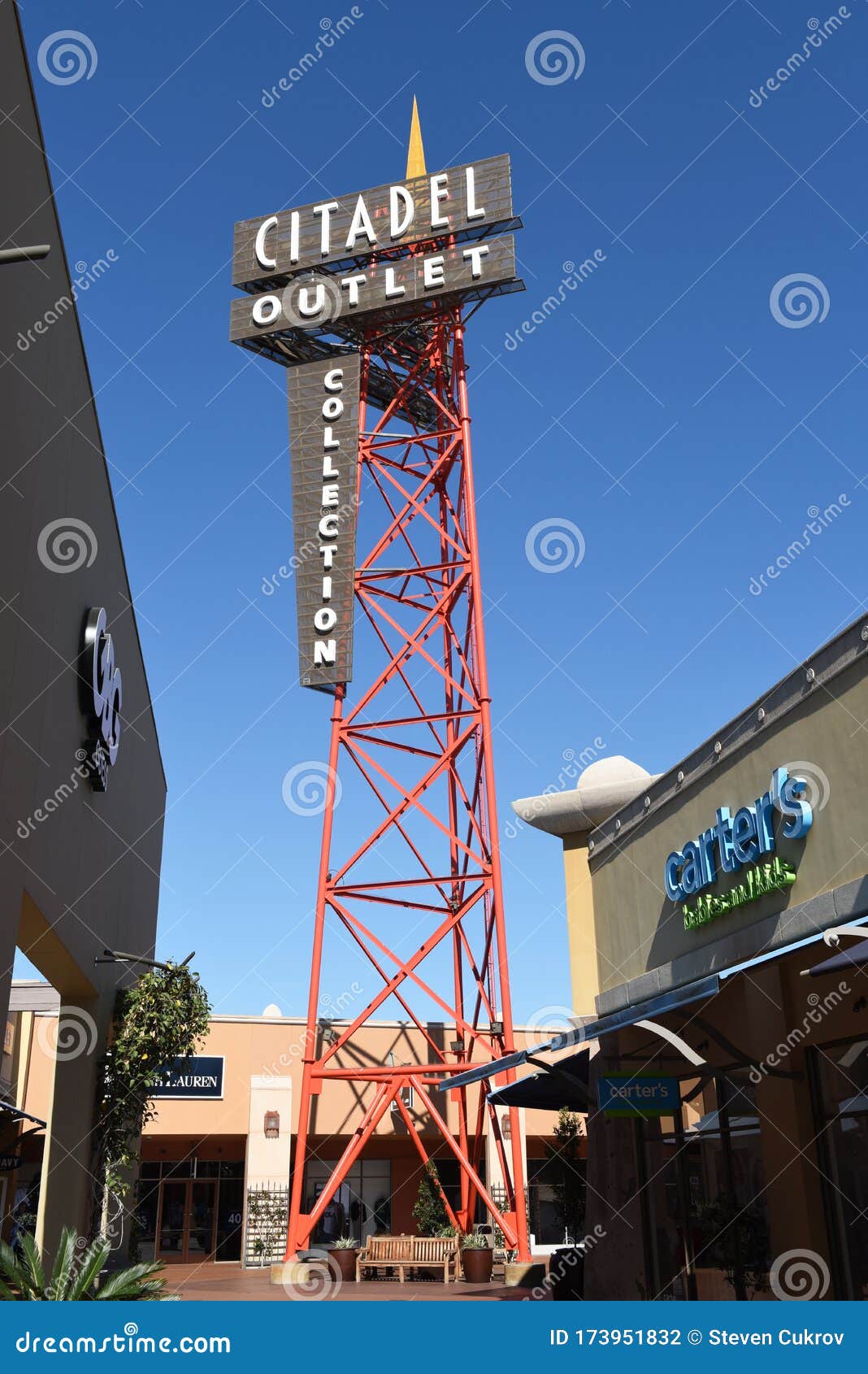 COMMERCE, CALIFORNIA - 26 FEB 2020: Citadel Outlet Mall Tower. Los Angeles Only Outlet Shopping ...