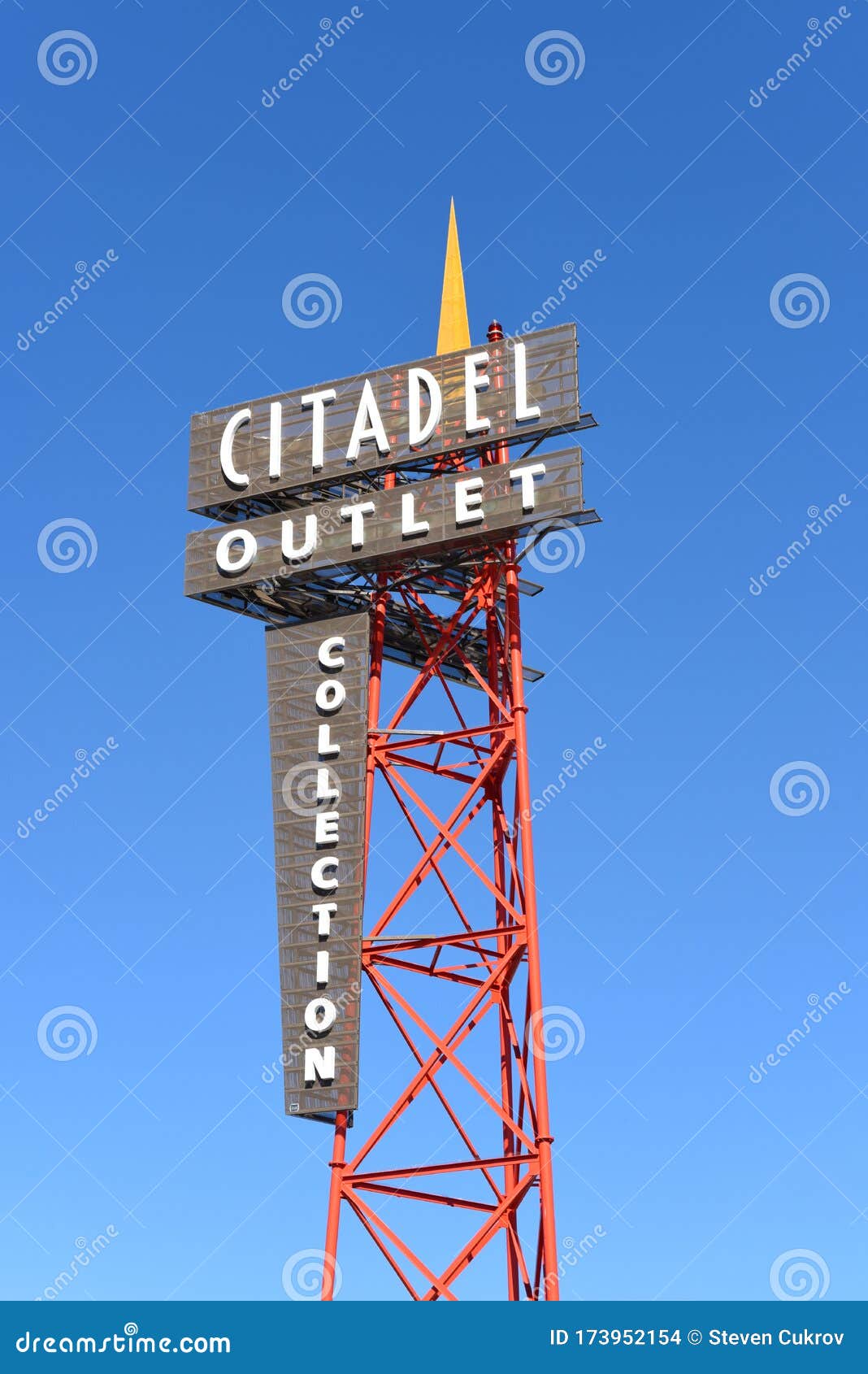 COMMERCE, CALIFORNIA - 26 FEB 2020: Citadel Outlet Mall Tower. Los Angeles Only Outlet Shopping ...