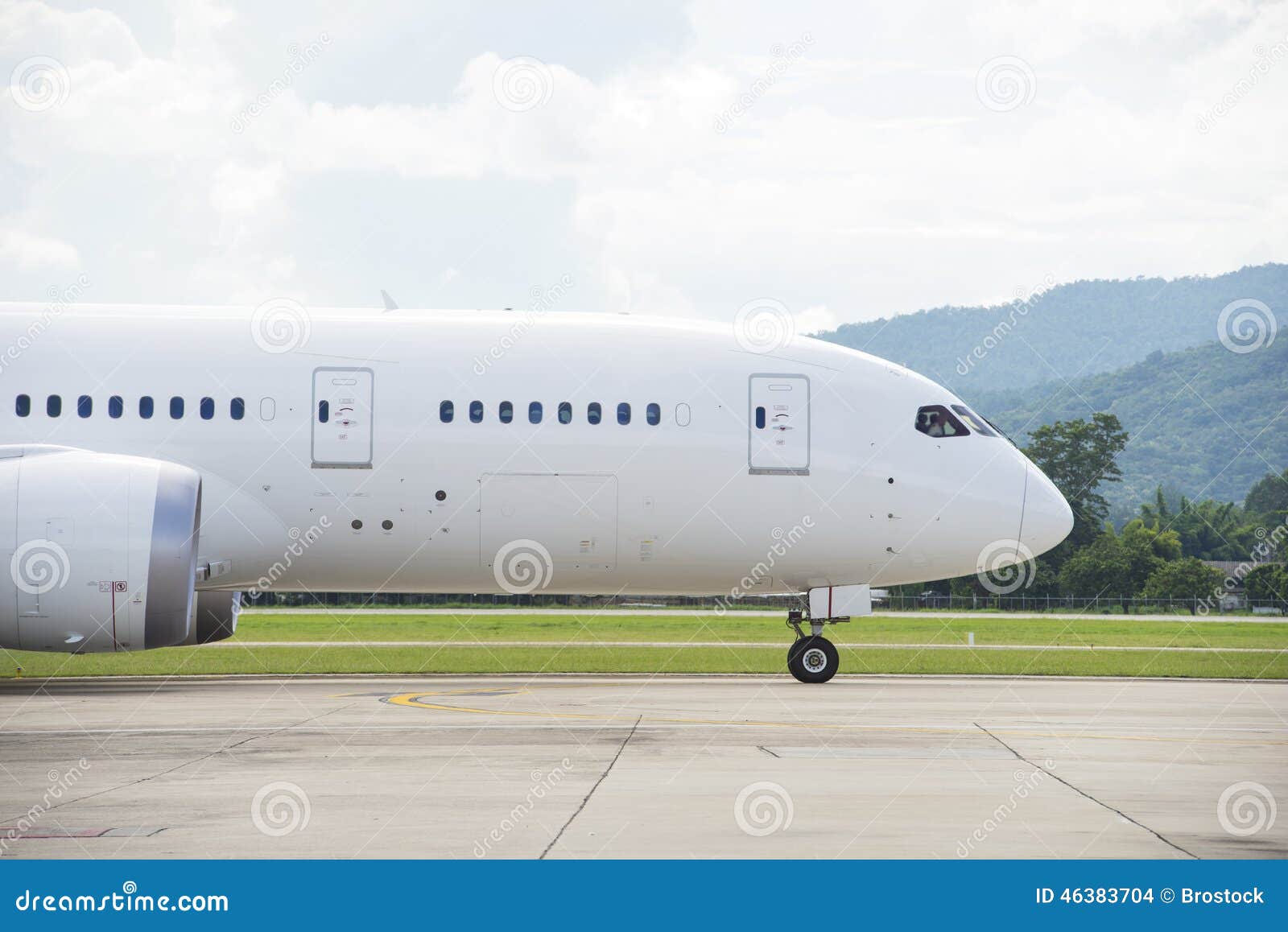 commercial airplane taxiing