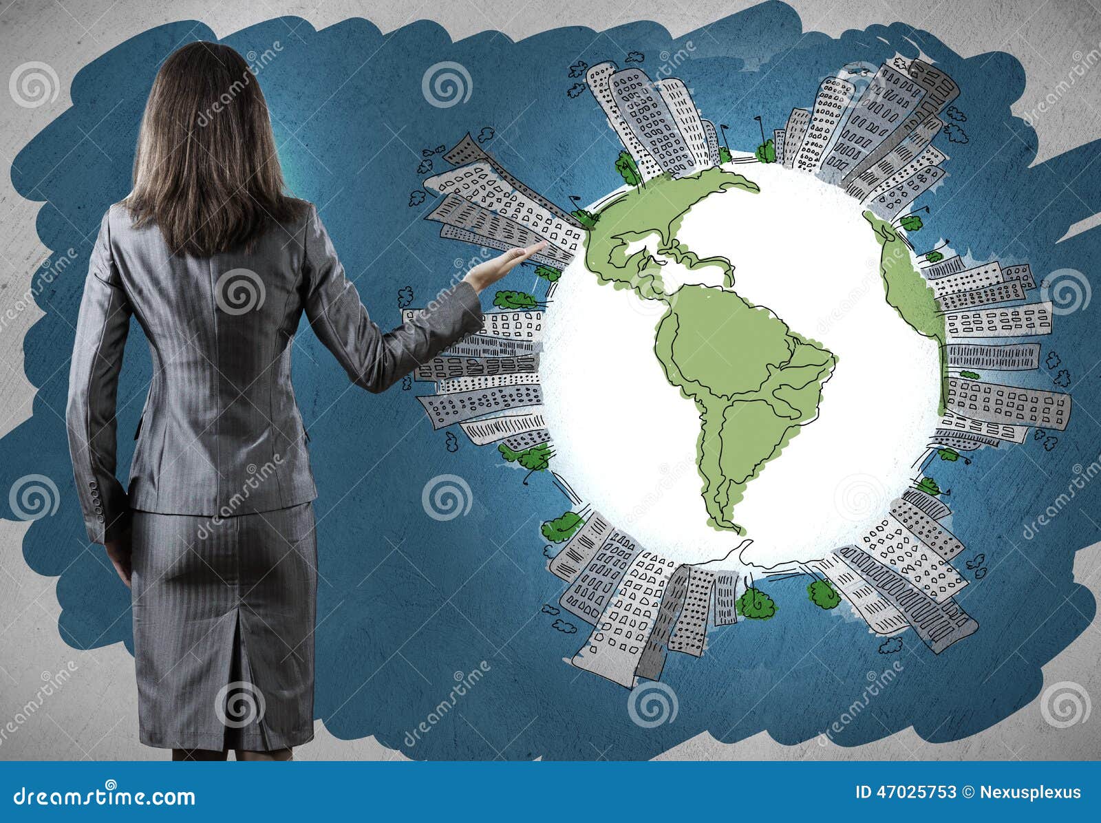 Commercio globale. Retrovisione della donna di affari che presenta il pianeta estratto della terra
