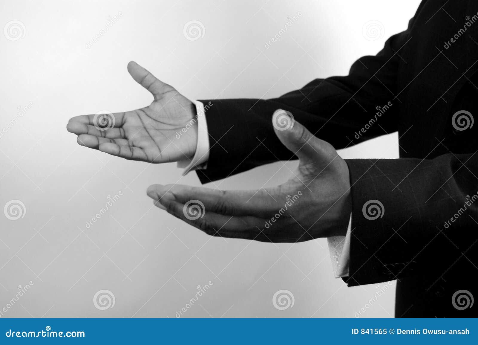 Commercio-Io qui (due mani) b/w. Ciò è un'immagine di un accoppiamento della mano che offre una mano di guida. La metafora per il commercio raggiunge fuori, cura corporativa ecc? (lascilo per favore sapere dove l'immagine sarà usata lasciando un messaggio nella sezione di osservazioni/vede il portafoglio)