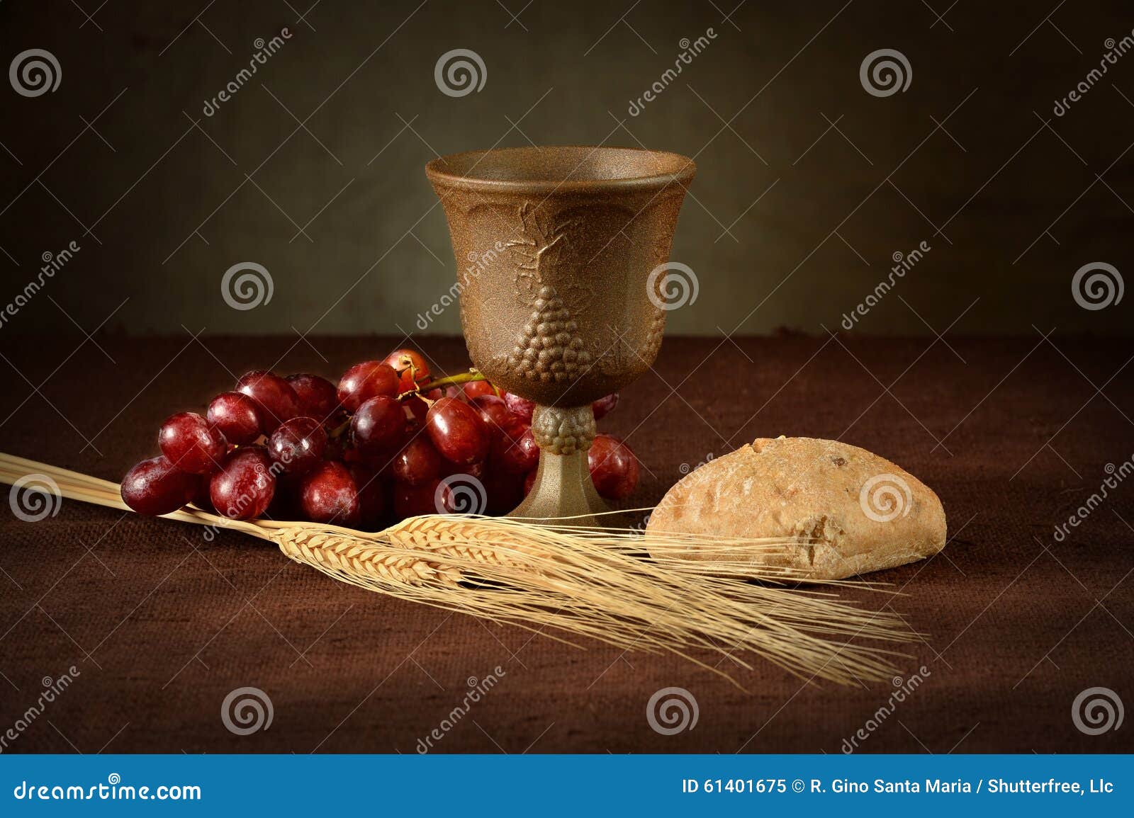 https://thumbs.dreamstime.com/z/communion-table-wine-bread-grapes-wheat-cup-red-as-symbols-61401675.jpg