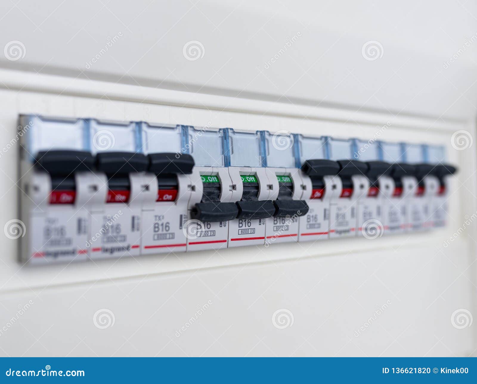 Unité De Consommation De La Carte De Distribution électrique Avec Boîte à  Fusibles Ou Disjoncteur Travail électrique Pour Installe Photo stock -  Image du mains, circuit: 253627754