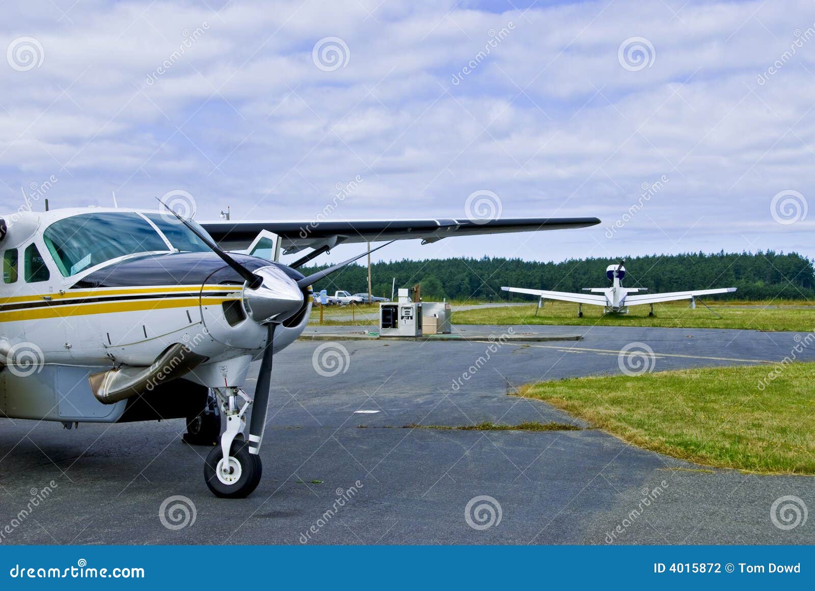 commuter planes in airfield