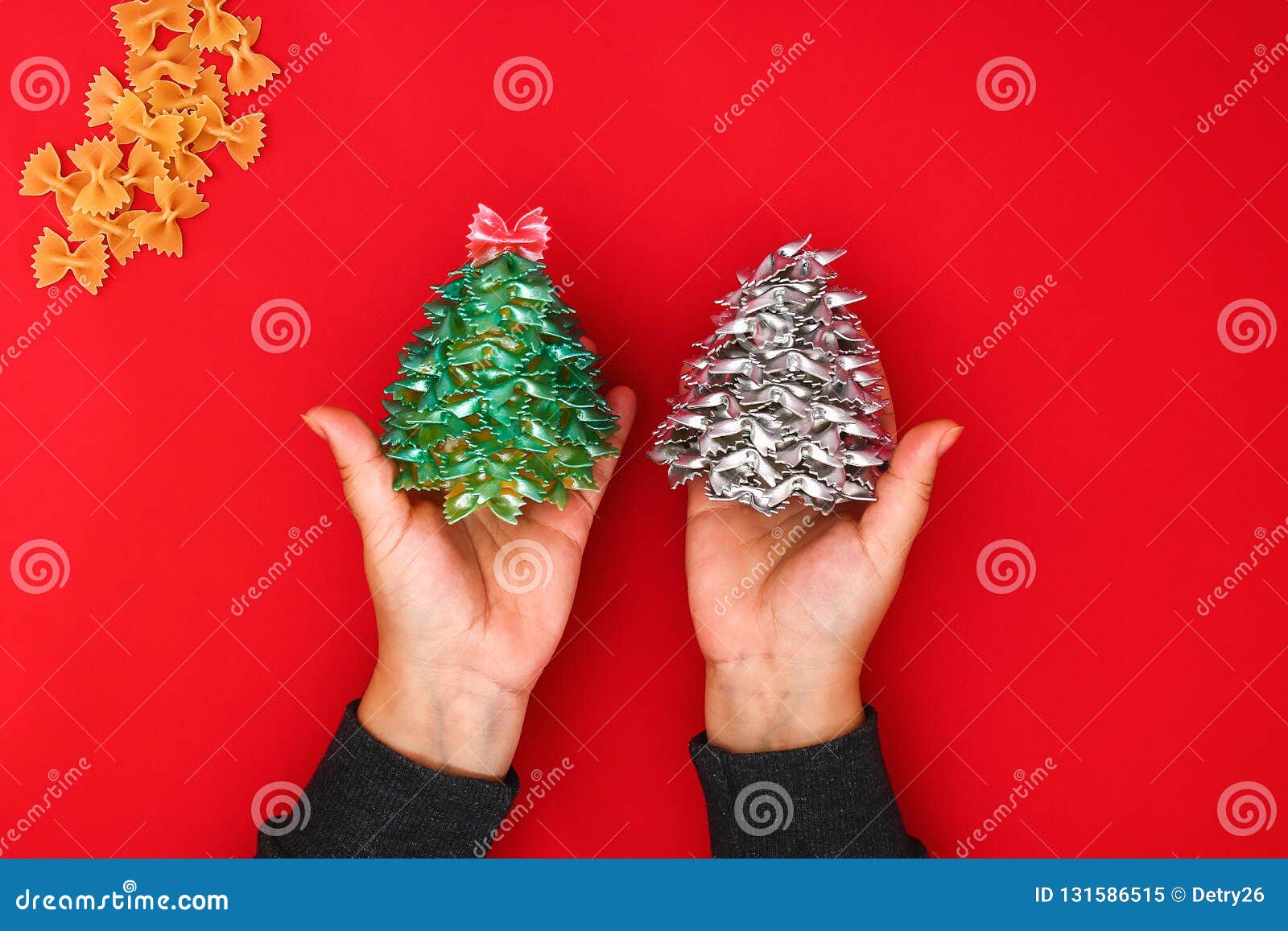 Como Fazer Uma árvore De Natal Das Curvas Cruas Da Massa O Processo De Fazer  árvores De Natal Da Massa, Das Placas Do Cartão, Col Imagem de Stock -  Imagem de artesanato,