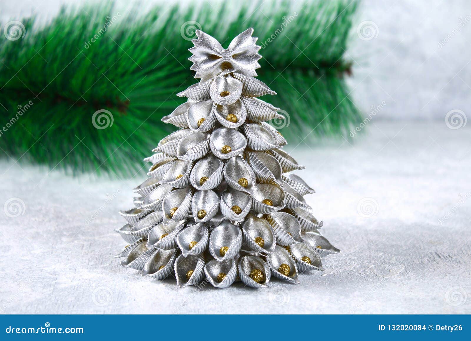 Como Fazer Uma árvore De Natal Do Conchiglie Cru Da Massa O Processo De Fazer  árvores De Natal Da Massa, Placas Do Cartão, Quente Foto de Stock - Imagem  de artesanal, etapa: