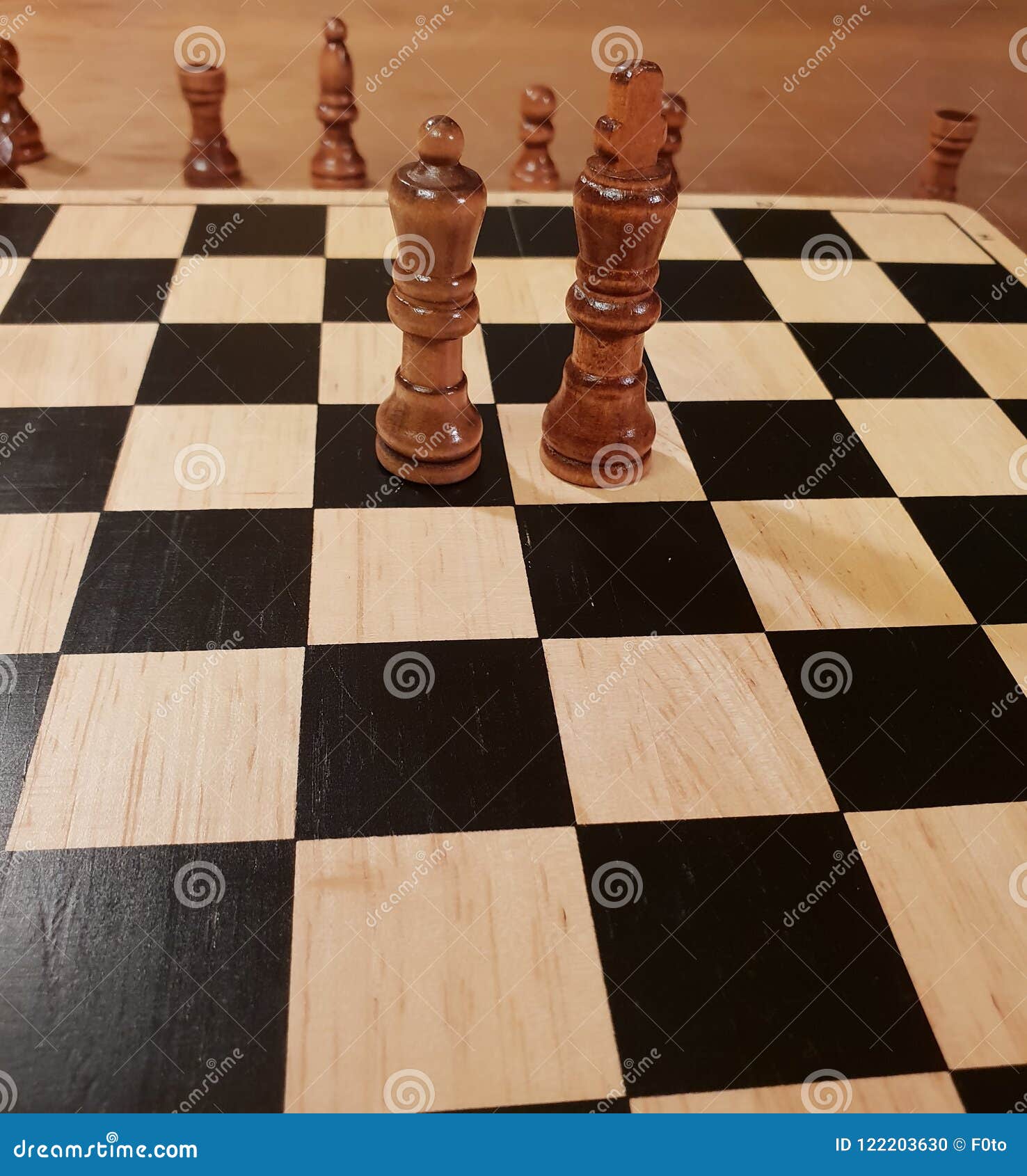 Como Jogar a Xadrez De Madeira Do Jogo De Mesa Improvisação E ângulos  Diferentes De Grupos De Xadrez, De Partes E De Tabuleiro De Foto de Stock -  Imagem de estratégia, placa