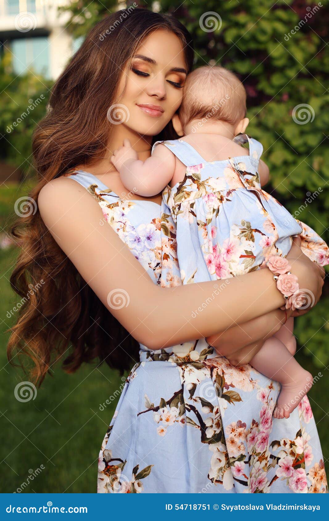 Madre Tenga Gusto De La Hija Hermosa En Vestidos Similares Imagen de archivo - Imagen de alineadas: