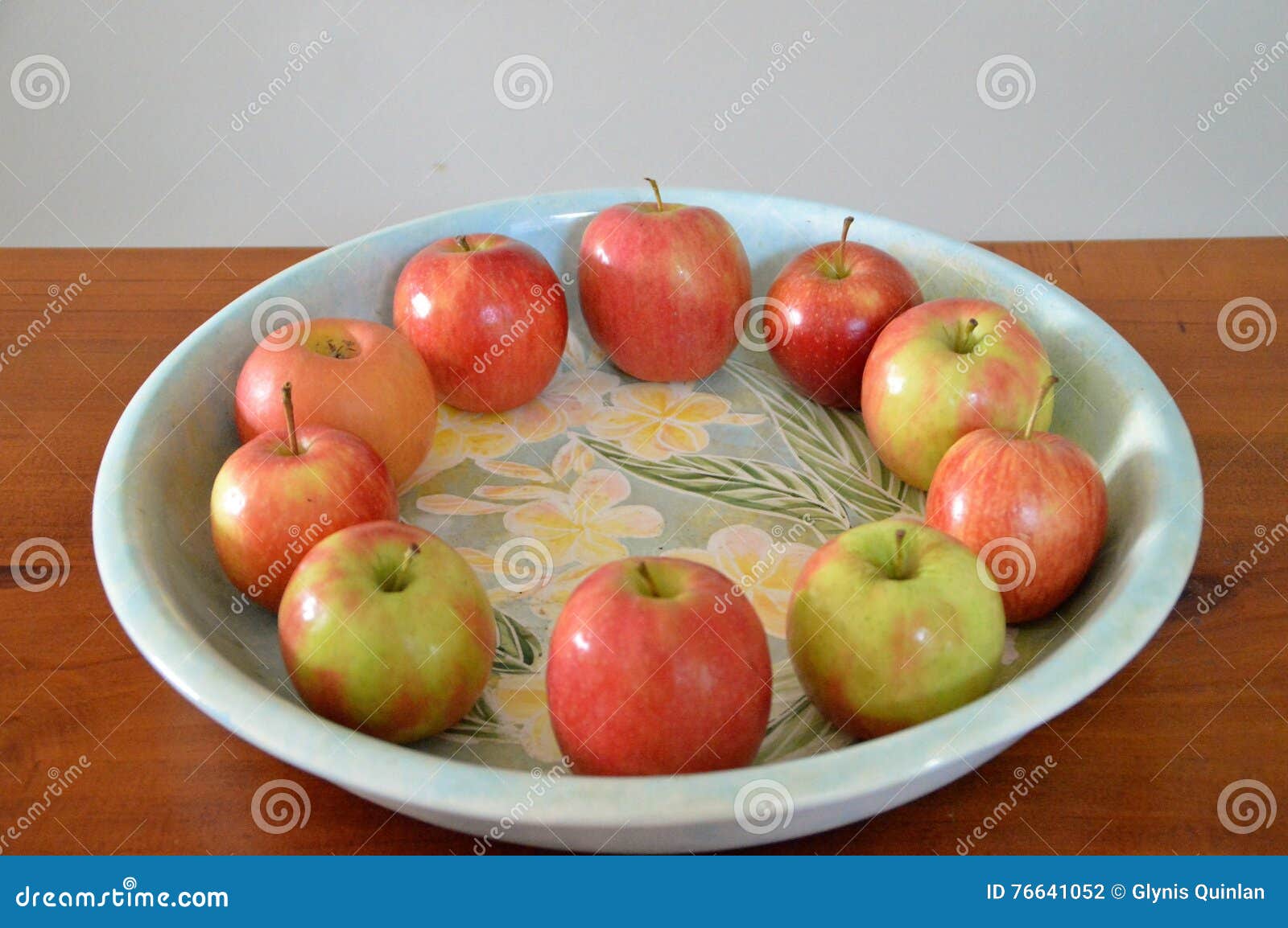 https://thumbs.dreamstime.com/z/comparing-apples-to-apples-fruit-bowl-full-apples-containing-depicts-concept-x-could-also-be-used-promote-76641052.jpg
