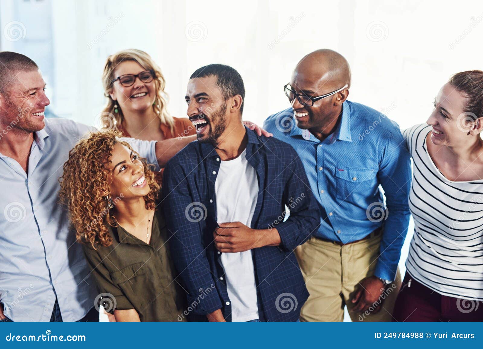 Comparten Muchos Momentos Divertidos Juntos. Toma De Un Grupo De