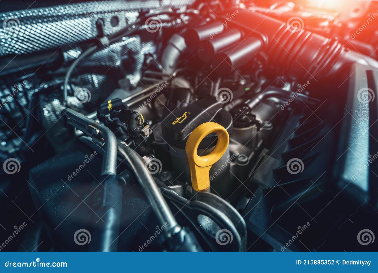 Compartiment Moteur Sous Le Capot De La Voiture Avec L'accent Sur La Jauge  D'huile. Contrôle Et Changement Du Concept D'huile Photo stock - Image du  moteur, moderne: 215885352