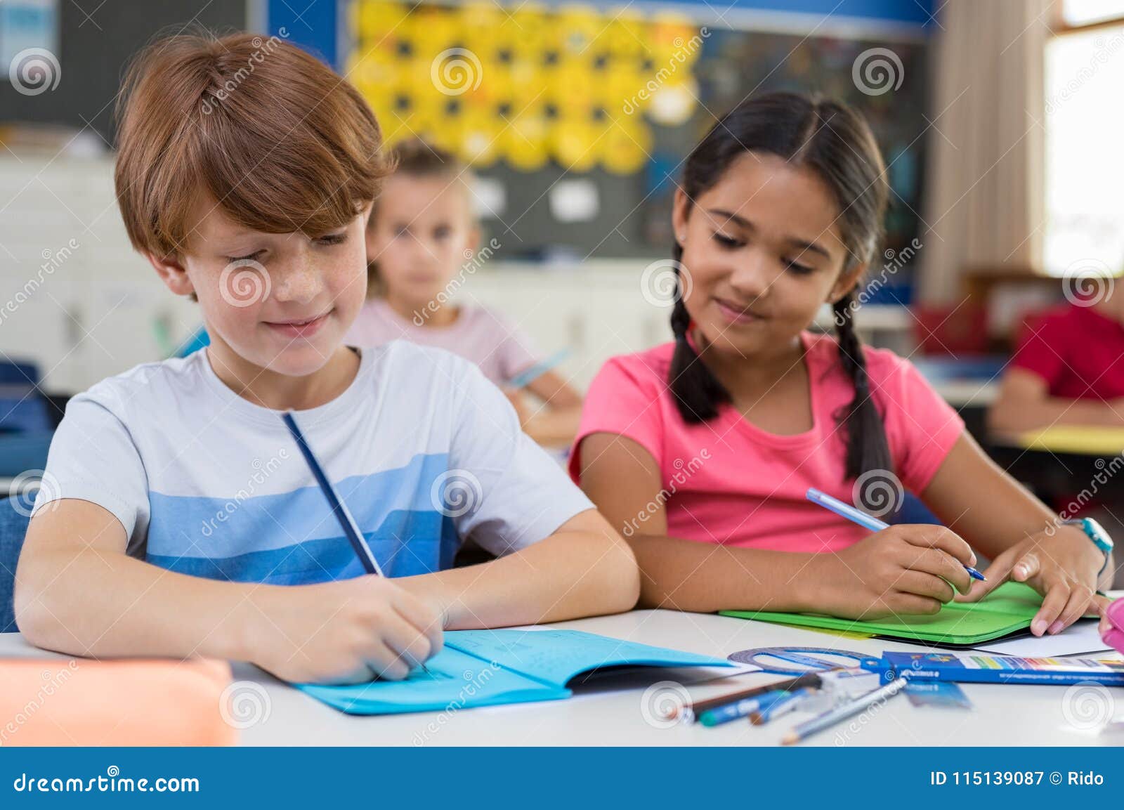 El Companero De Clase In English Compañeros De Clase En La Escuela Primaria Imagen de archivo - Imagen