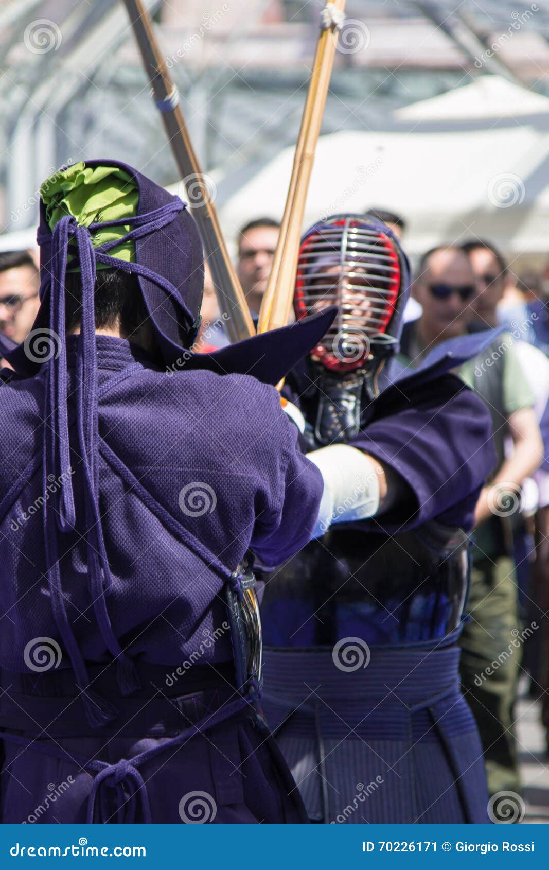 Competição De Dois Lutadores Do Kendo Com Espada De Bambu E Tradicional  Foto Editorial - Imagem de luta, adulto: 70226171, image size:1067x1690