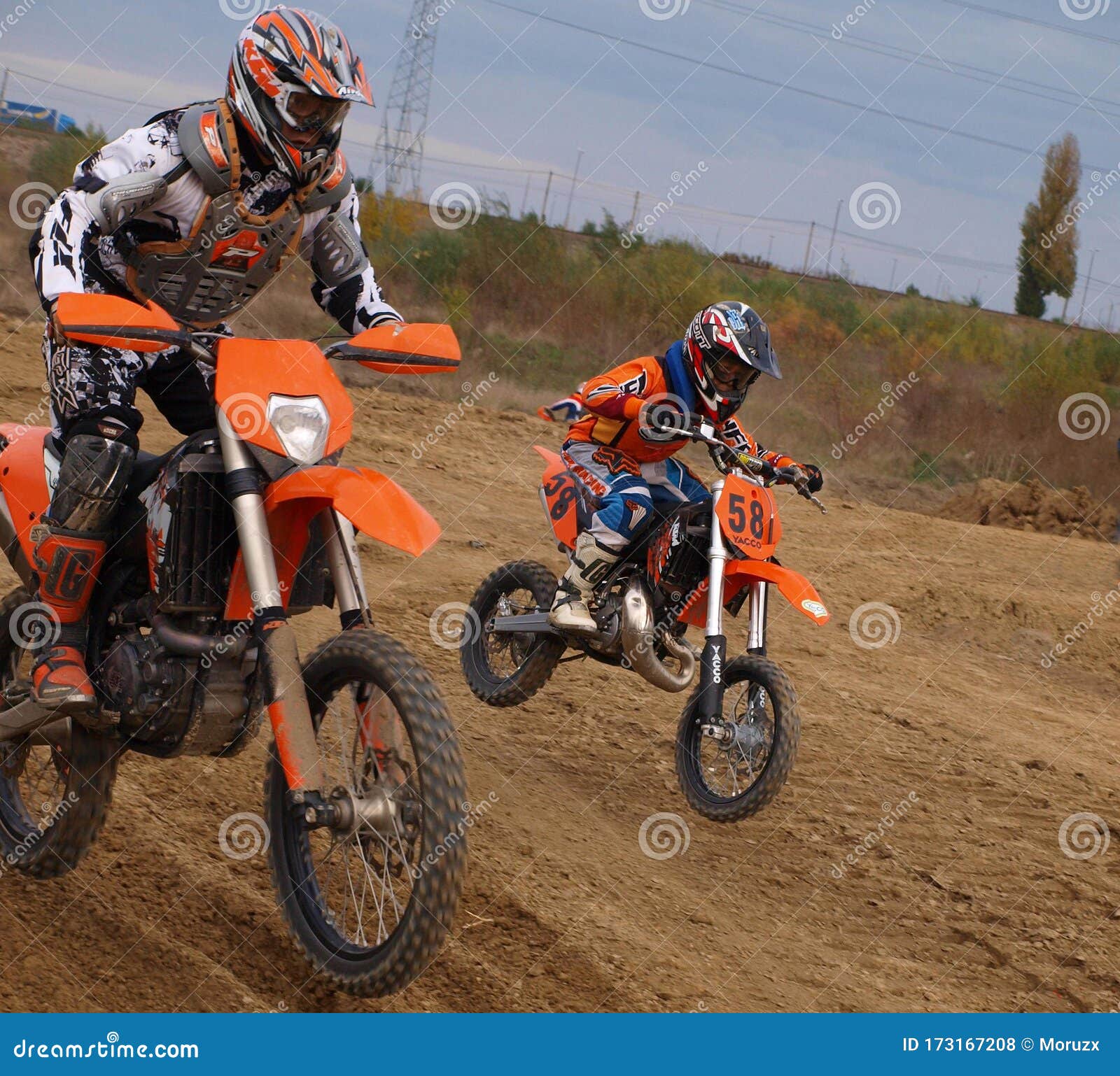 Competição Entre Crianças De Corrida Contra Adultos Em Motocross Bikes.  Foto de Stock Editorial - Imagem de magenta, sujeira: 173167208