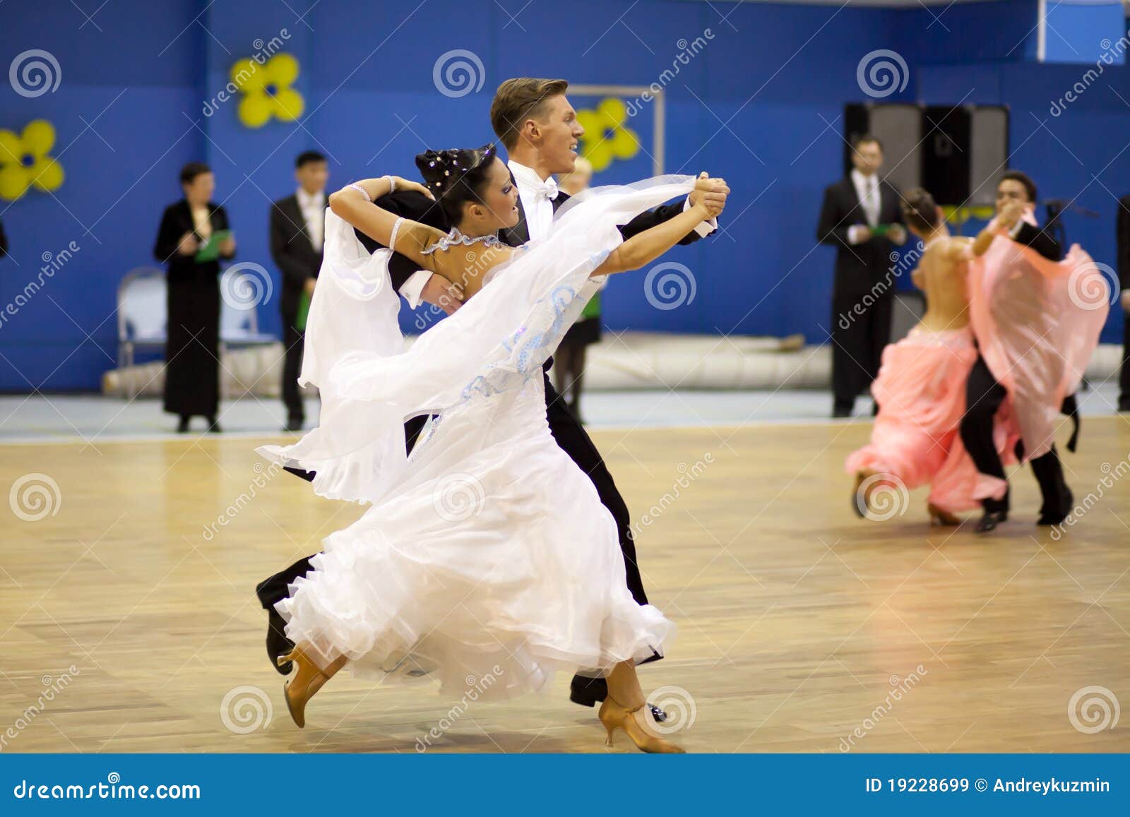 Competição de esporte da dança dos pares. TOMSK, RÚSSIA - FEVEREIRO 14: Dança dos pares - Babenkov Vladislav, Tyu Kristina (No. 64) na competição da dança do esporte da região de Tomsk fevereiro em 14, 2011 em Tomsk, Rússia.