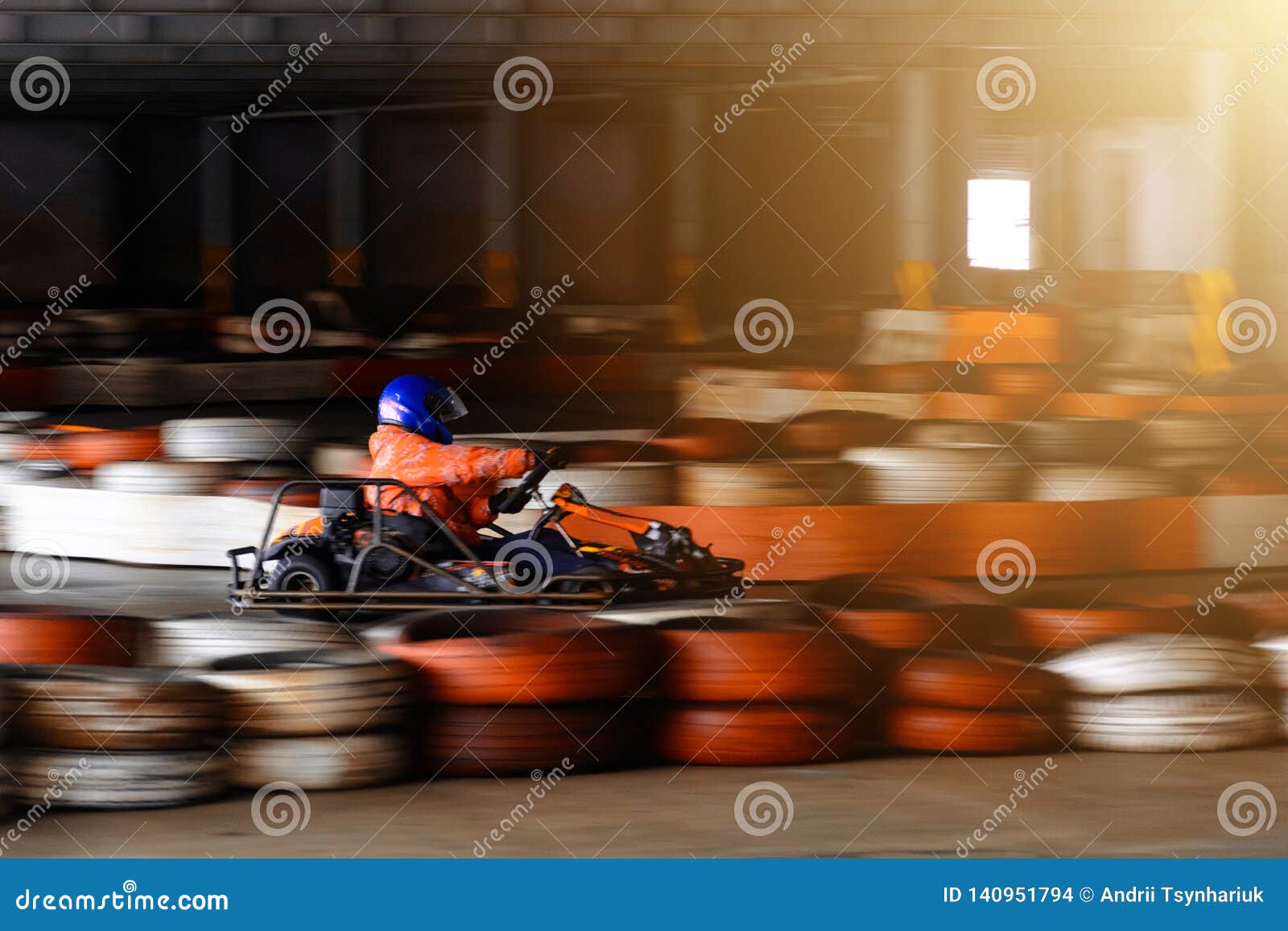 Competição karting dinâmica na velocidade com movimento obscuro em uma pista de corridas equipada 2019