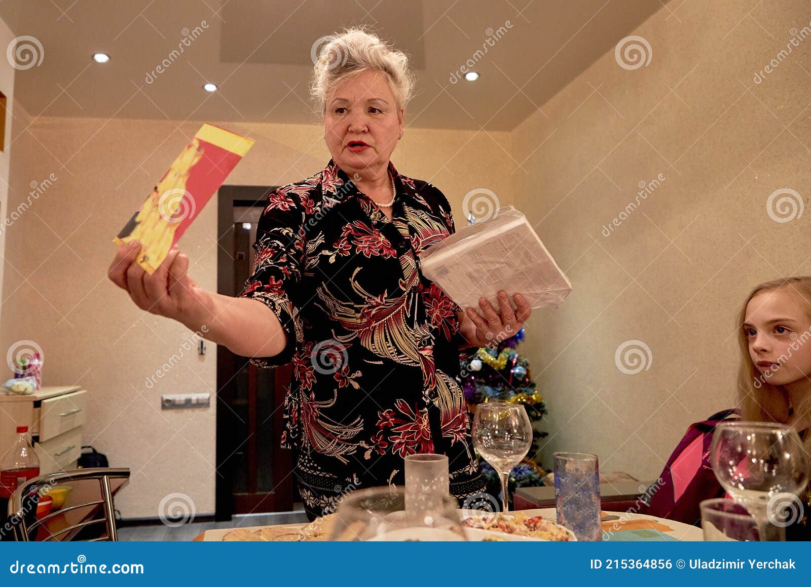 Compleanno Di Una Dodicenne. La Nonna Le Fa Un Regalo in Casa Fotografia  Stock - Immagine di femmina, presente: 215364856