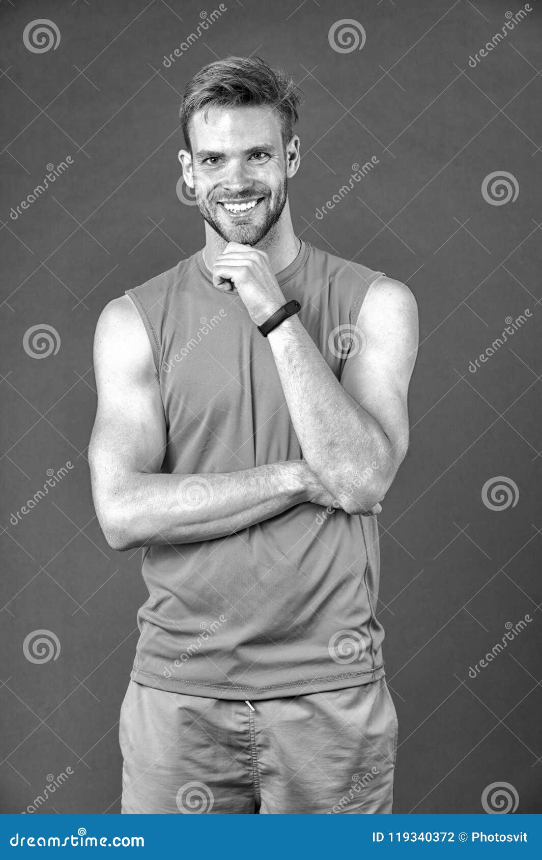 Complemento Para Entrenar Hombre Feliz Con El Smartwatch Del Deporte a Mano  Sonrisa Del Deportista En Ropa De Deportes Sano Y Foto de archivo - Imagen  de confianza, accesorio: 119340372